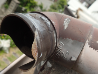 劣化により割れている雨樋